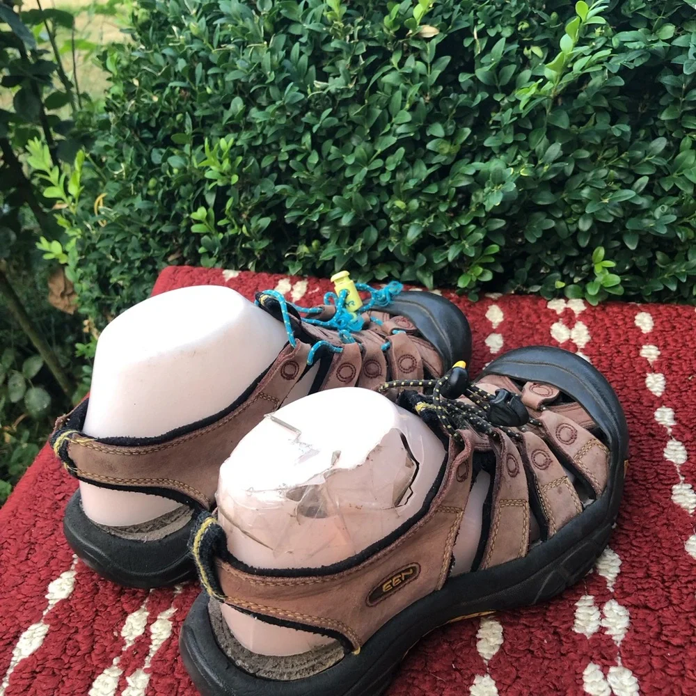 Keen Newport Men’s Brown Leather Sandals with Blue Lace Accents Size 7